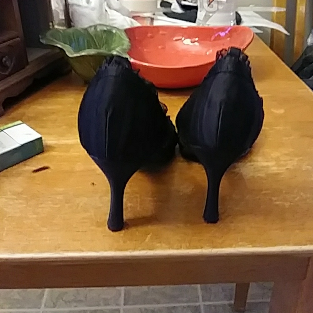 Darling, ruffled little black shoe, sexy!!! - Picture 3 of 8